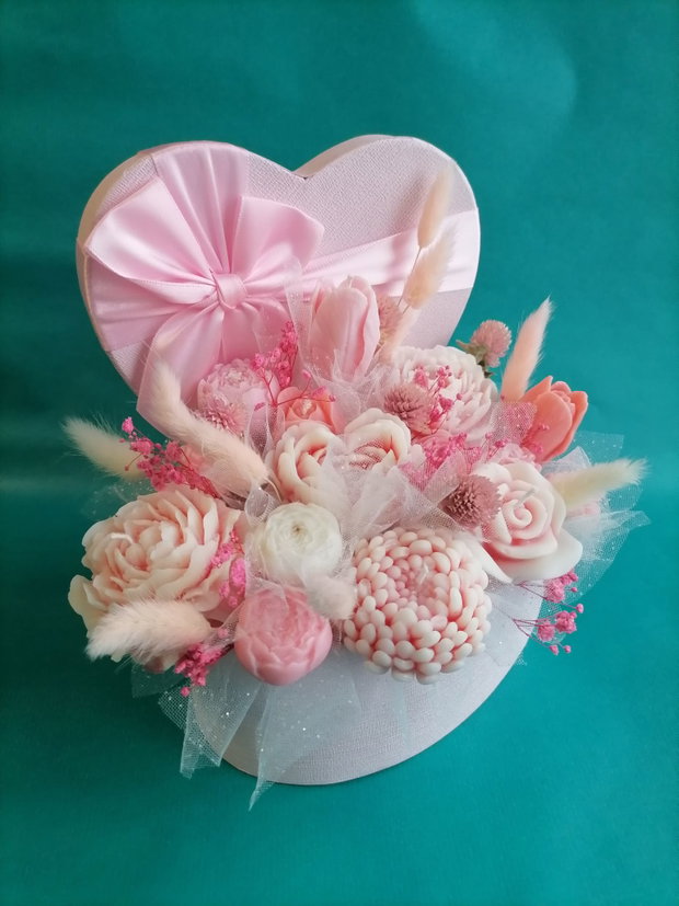 Aranjament floral din lumânări parfumate din ceară de soia handmade, unicat