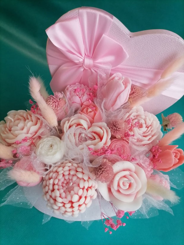 Aranjament floral din lumânări parfumate din ceară de soia handmade, unicat