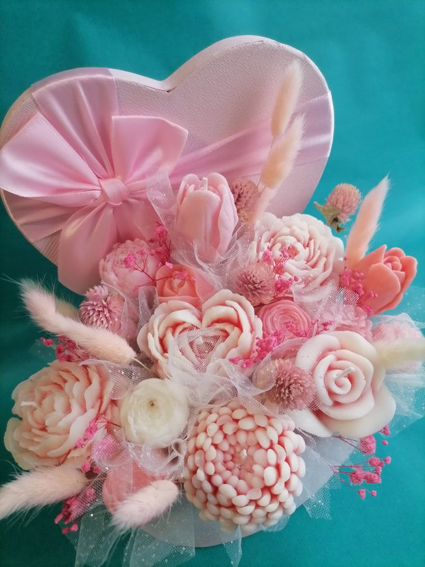 Aranjament floral din lumânări parfumate din ceară de soia handmade, unicat