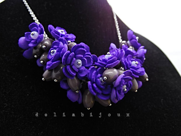 Colier handmade statement cu flori mov - buchet floral pe lanț din inox (cod1387)