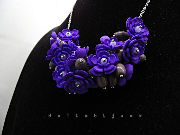 Colier handmade statement cu flori mov - buchet floral pe lanț din inox (cod1387)