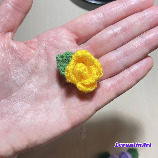 Set 10 trandafiri mici croșetați 2,5 cm, cu frunză, personalizabili cromatic. LA COMANDA