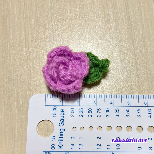 Set 10 trandafiri mici croșetați 2,5 cm, cu frunză, personalizabili cromatic. LA COMANDA