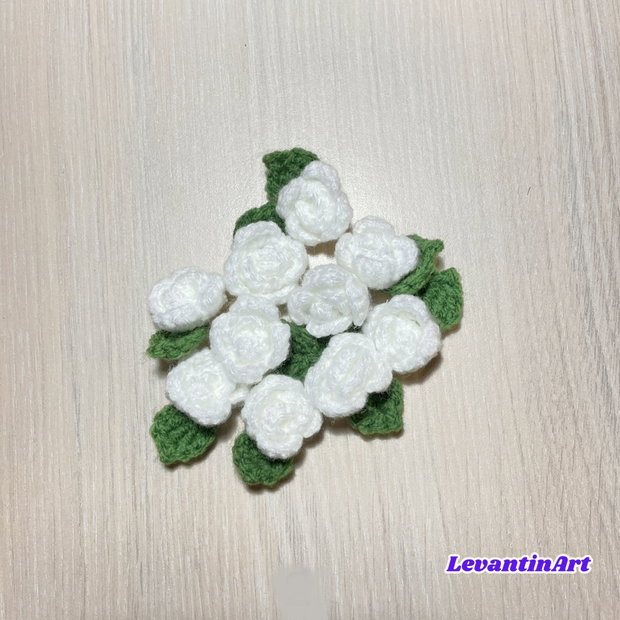 Set 10 trandafiri mici croșetați 2,5 cm, cu frunză, personalizabili cromatic. LA COMANDA