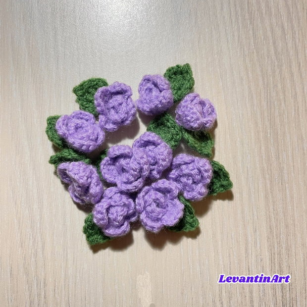 Set 10 trandafiri mici croșetați 2,5 cm, cu frunză, personalizabili cromatic. LA COMANDA