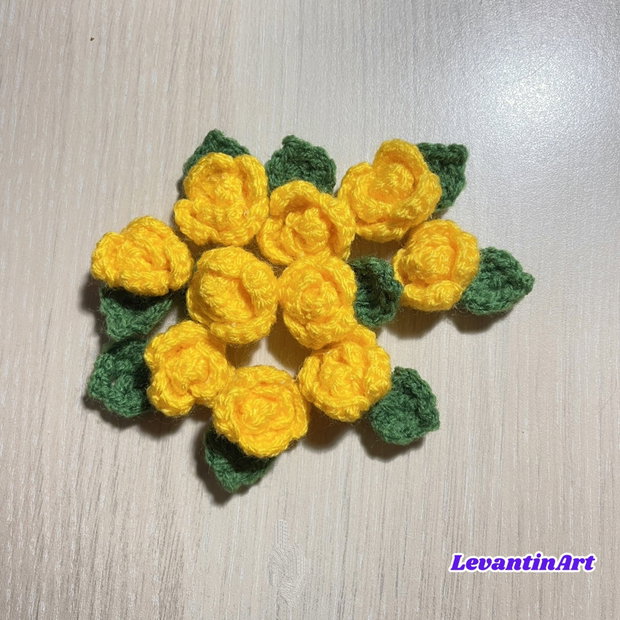 Set 10 trandafiri mici croșetați 2,5 cm, cu frunză, personalizabili cromatic. LA COMANDA