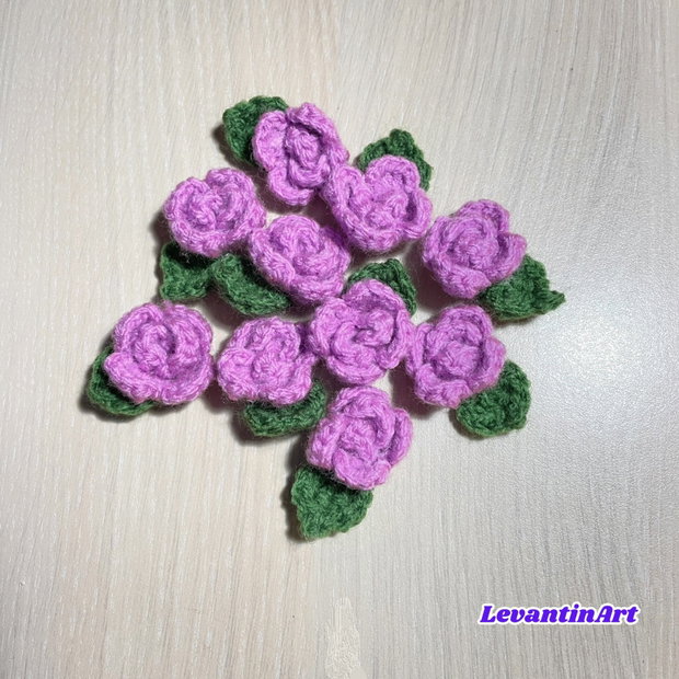 Set 10 trandafiri mici croșetați 2,5 cm, cu frunză, personalizabili cromatic. LA COMANDA