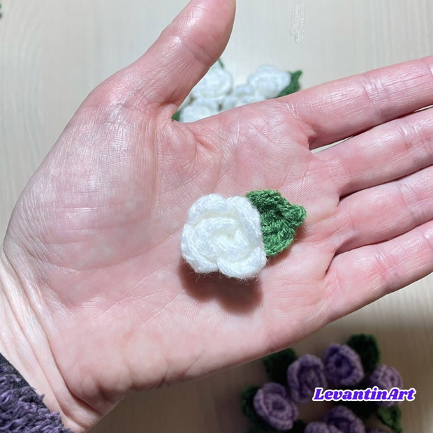 Set 10 trandafiri mici croșetați 2,5 cm, cu frunză, personalizabili cromatic. LA COMANDA