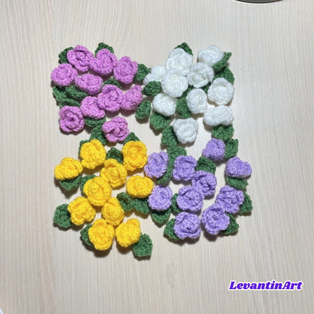 Set 10 trandafiri mici croșetați 2,5 cm, cu frunză, personalizabili cromatic. LA COMANDA