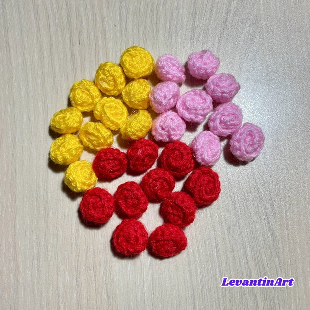 Set 10 muguri de trandafiri croșetați 1,5 cm, personalizabili cromatic. LA COMANDA