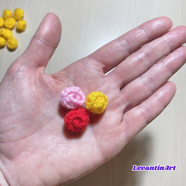 Set 10 muguri de trandafiri croșetați 1,5 cm, personalizabili cromatic. LA COMANDA