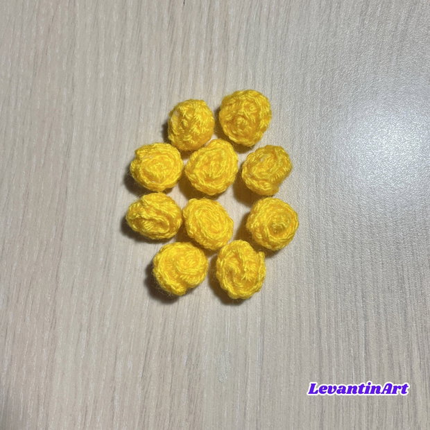Set 10 muguri de trandafiri croșetați 1,5 cm, personalizabili cromatic. LA COMANDA