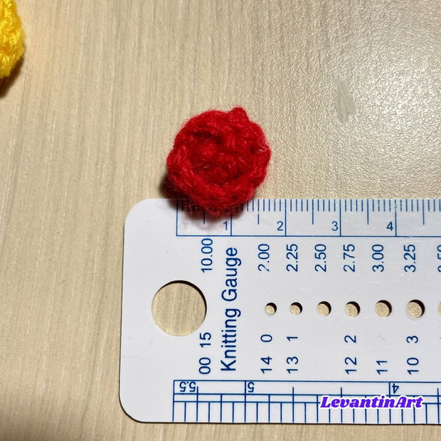 Set 10 muguri de trandafiri croșetați 1,5 cm, personalizabili cromatic. LA COMANDA