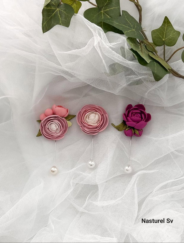 Pin martisor: Ranunculus si bujori