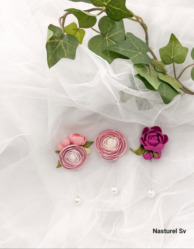 Pin martisor: Ranunculus si bujori