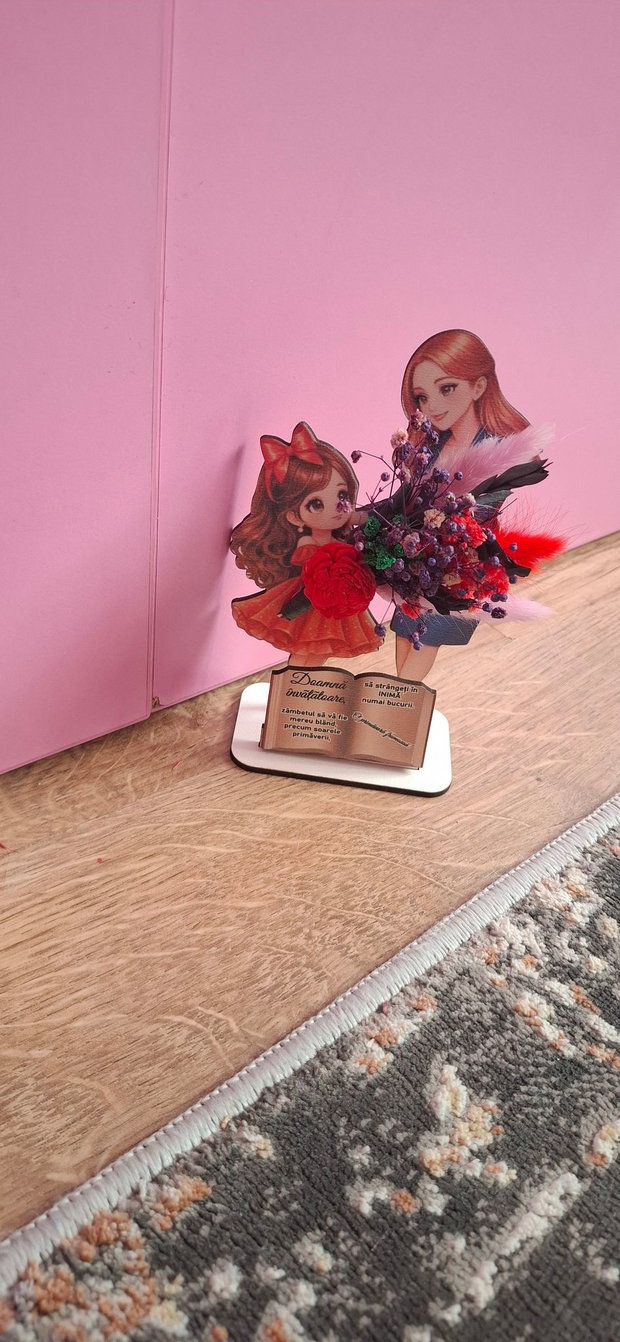 Mărțișor aranjament floral pe suport lemn, flori uscate și licheni, mesaj personaliz