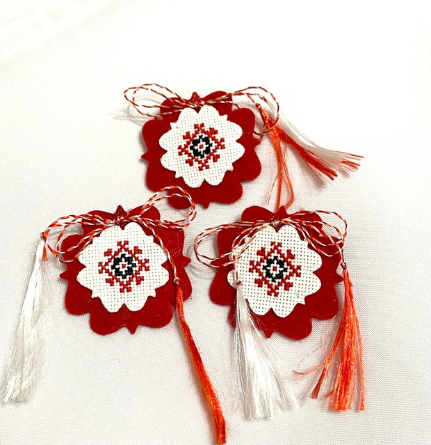 Mărțișor pe baza de fetru cu broderie