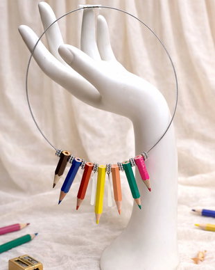 Colier cu creioane colorate si accesorii argintii 01296