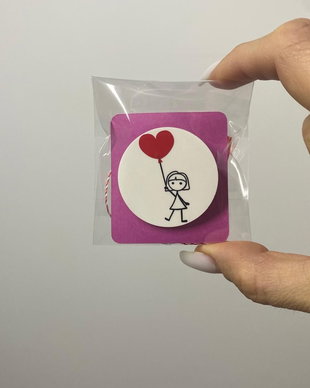 Mărțișor broșă - 3.5 cm - Fetița cu balon inimă