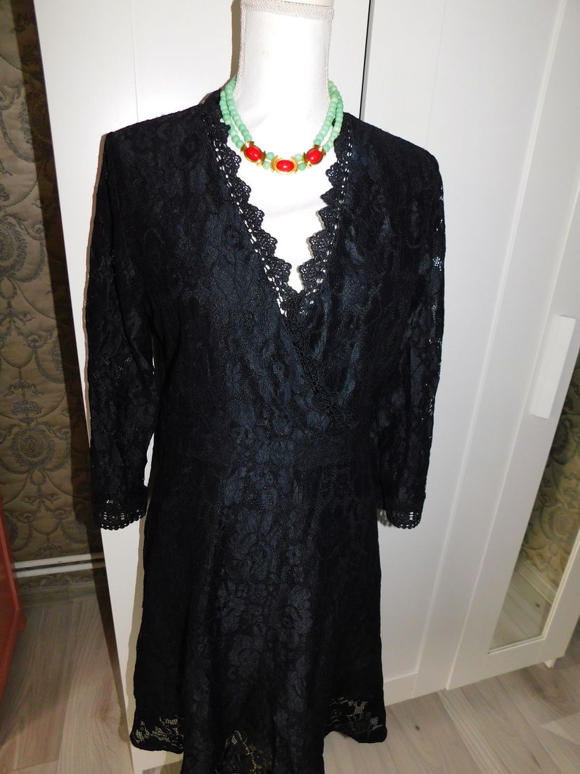 Rochie  noua  dantela , neagra , masura 44,   colier   cadou