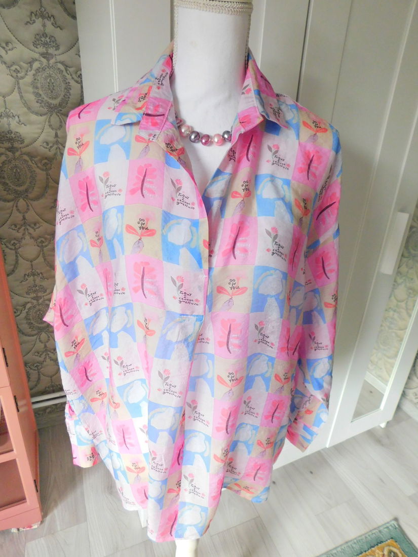 Bluza  noua,  usoara, estivala, italia,   masura 48 - 50 , deosebita