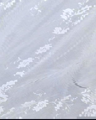 Fata  de masa   vintage,   foarte fina,  material  tip borangic,  aplicatii florale  aplicate manual