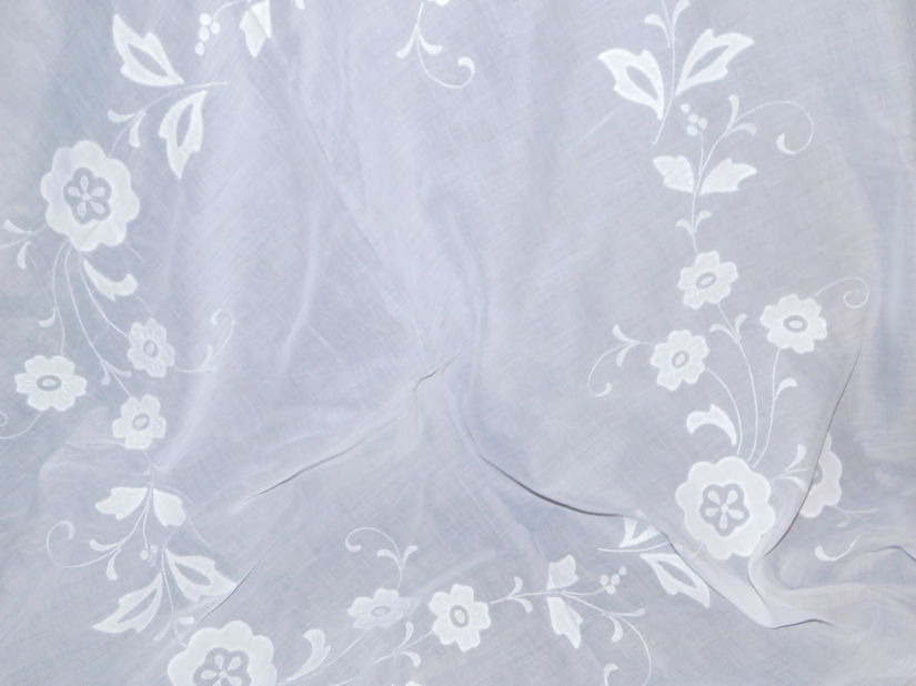 Fata  de masa   vintage,   foarte fina,  material  tip borangic,  aplicatii florale  aplicate manual