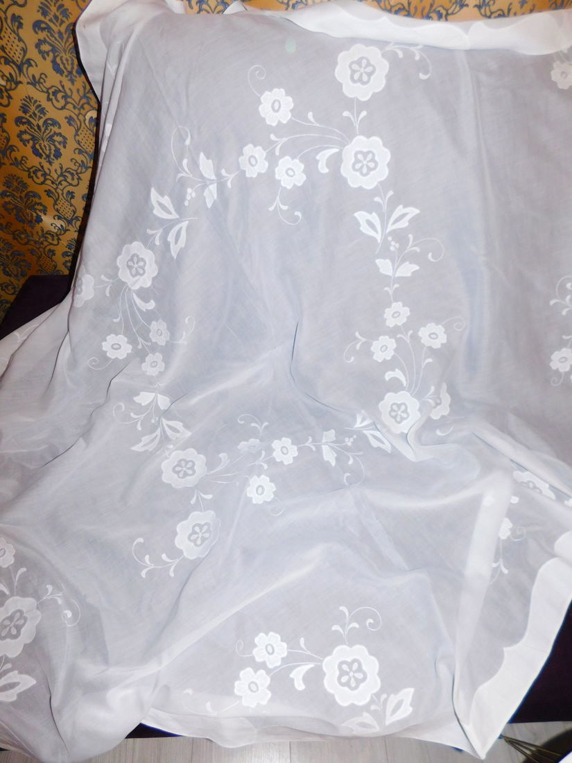 Fata  de masa   vintage,   foarte fina,  material  tip borangic,  aplicatii florale  aplicate manual