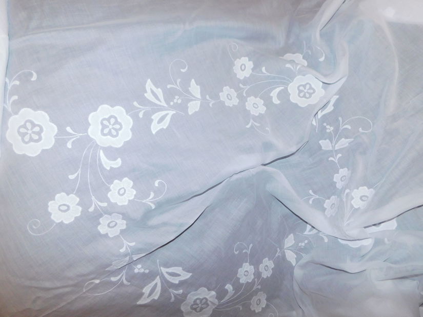 Fata  de masa   vintage,   foarte fina,  material  tip borangic,  aplicatii florale  aplicate manual