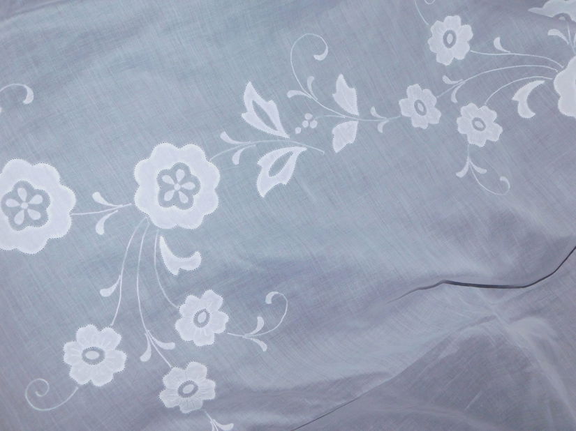 Fata  de masa   vintage,   foarte fina,  material  tip borangic,  aplicatii florale  aplicate manual