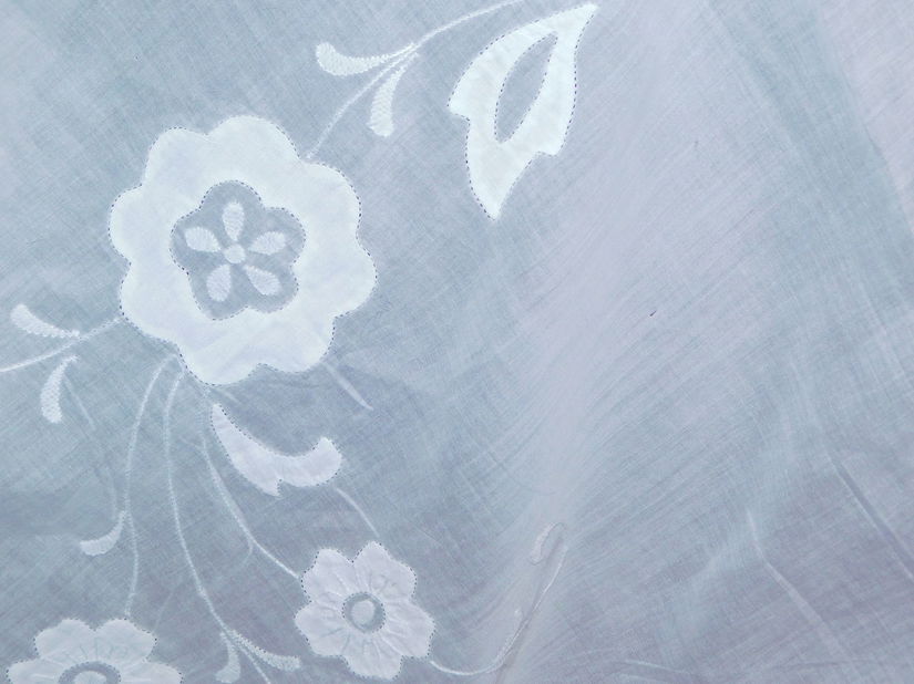 Fata  de masa   vintage,   foarte fina,  material  tip borangic,  aplicatii florale  aplicate manual