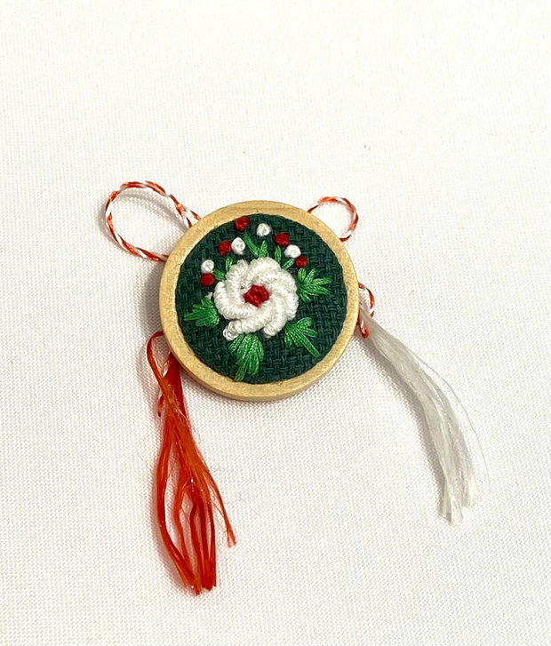 Brosa , martisor cu broderie manuala