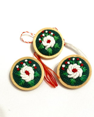 Brosa , martisor cu broderie manuala