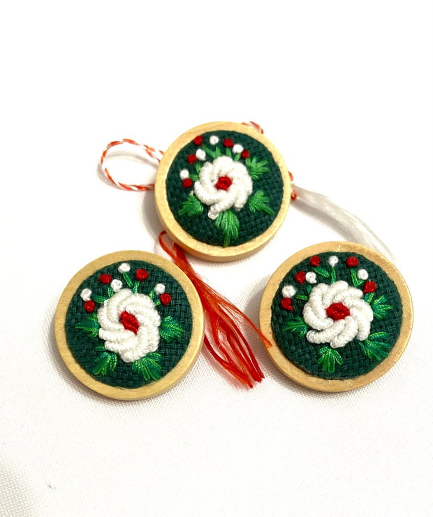Brosa , martisor cu broderie manuala