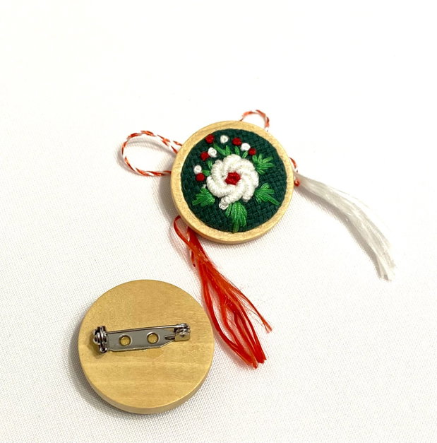 Brosa , martisor cu broderie manuala