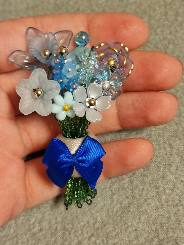 Beaded bouquet albastru