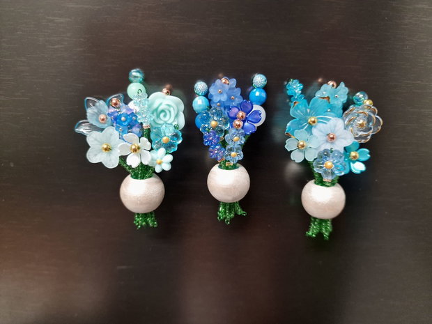 Beaded bouquet albastru