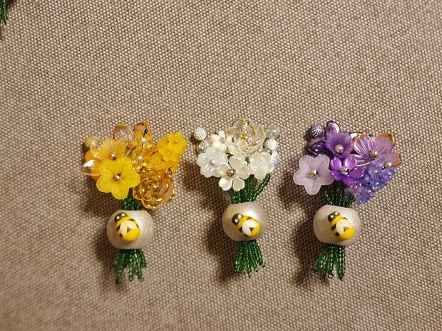Beaded bouquet galben