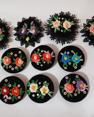 Broșe brodate manual.Martisor