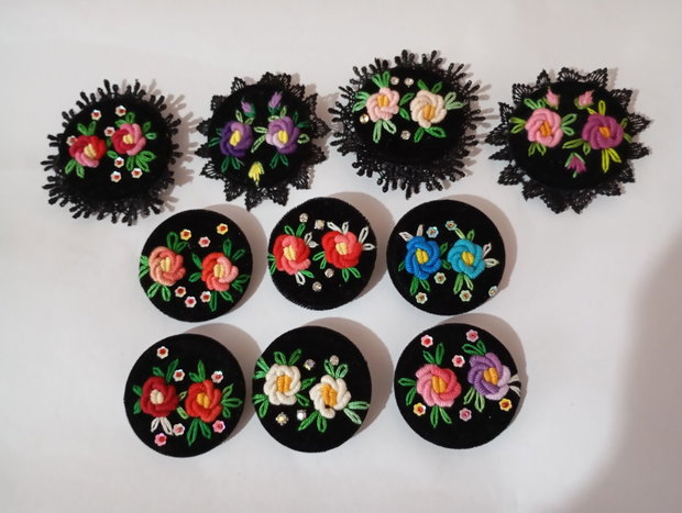 Broșe brodate manual.Martisor
