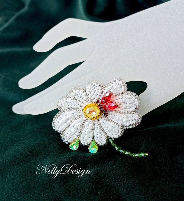 Margareta - Brosa-martisor broderie manuala