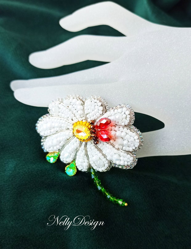 Margareta - Brosa-martisor broderie manuala
