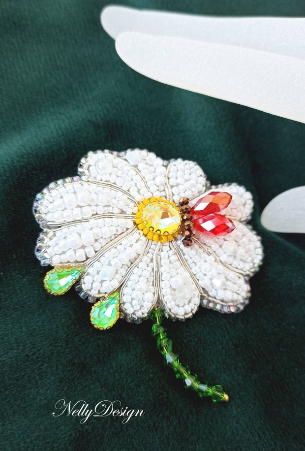Margareta - Brosa-martisor broderie manuala