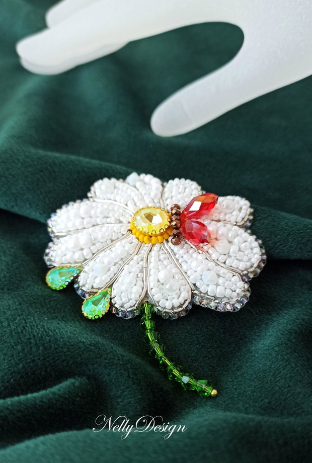 Margareta - Brosa-martisor broderie manuala