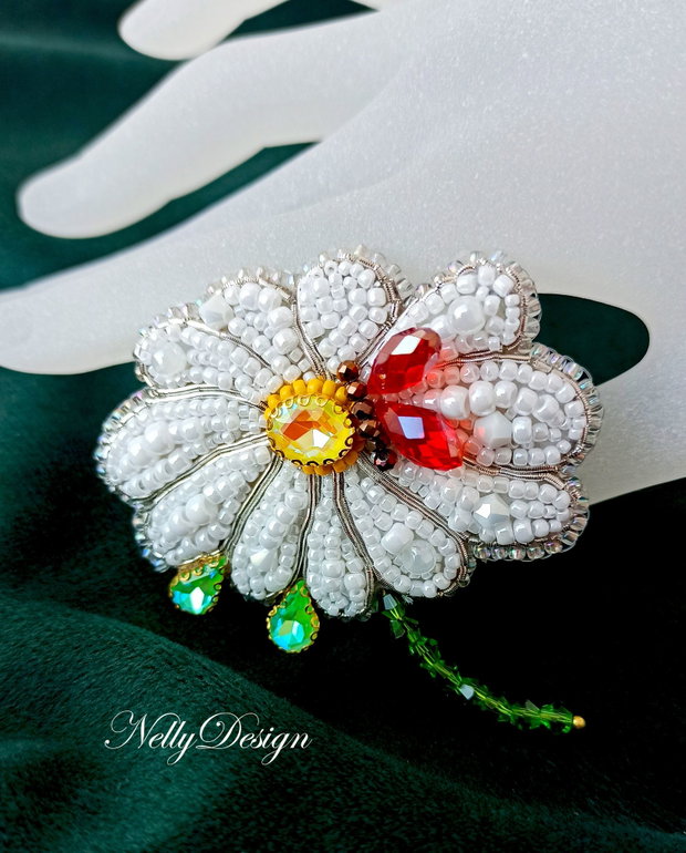 Margareta - Brosa-martisor broderie manuala