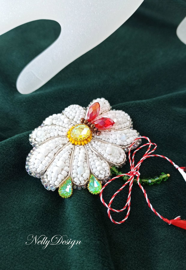 Margareta - Brosa-martisor broderie manuala