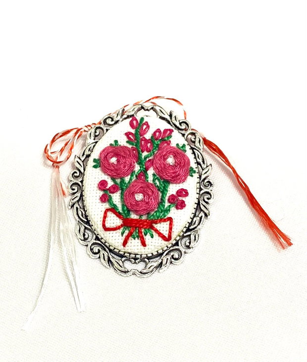 Brosa cu broderie manuala - ramura cu trandafiri