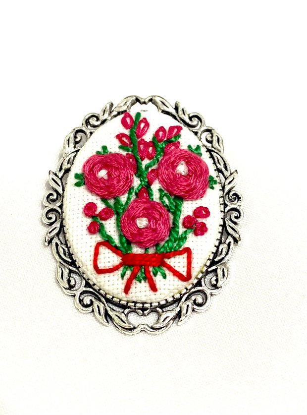 Brosa cu broderie manuala - ramura cu trandafiri