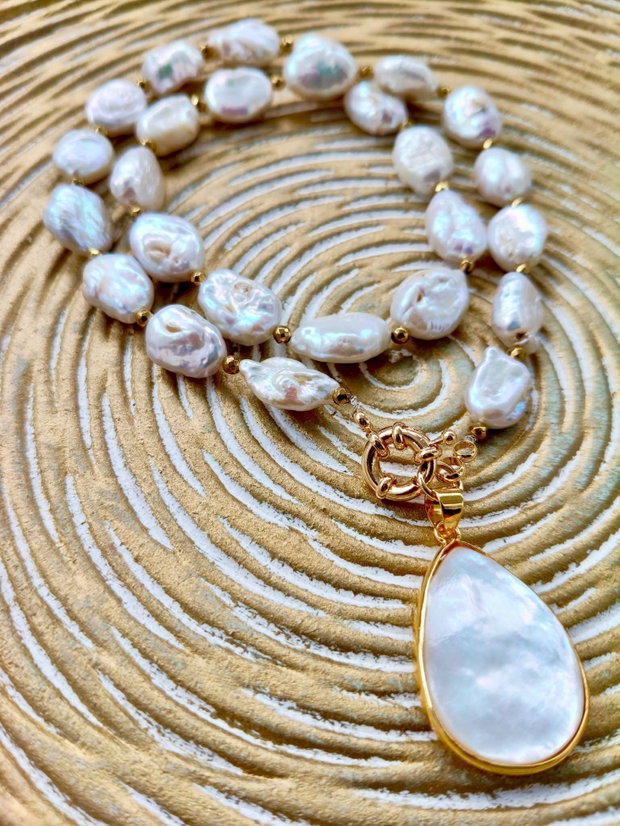 Colier perle baroc albe & pandantiv sidef natural