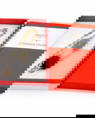 Broșă Mărțișor tip ac de siguranță cu pompoane Negru-Alb-Gri